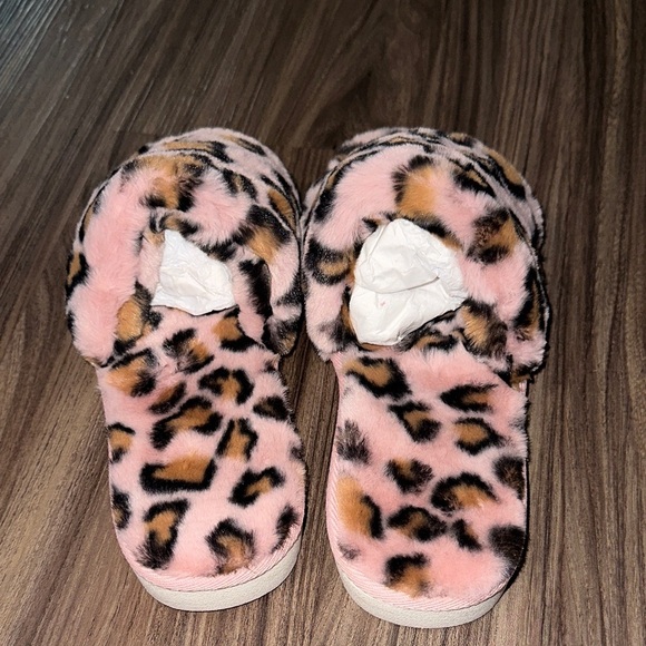 Array Pink Leopard Fuzzy Slippers - Picture 3 of 4